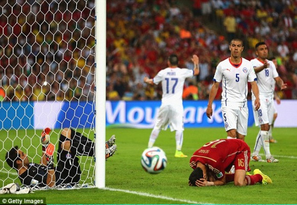 Địa chấn ở Maracana: Tây Ban Nha trở thành cựu vô địch thế giới ảnh 6