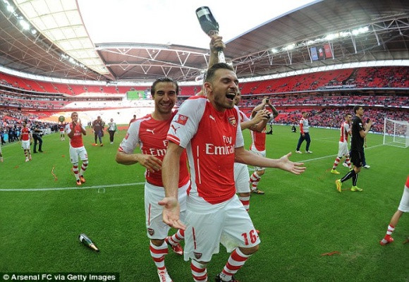 Chùm ảnh: Pháo thủ "tắm" champagne ăn mừng danh hiệu đầu tiên của mùa giải mới ảnh 4