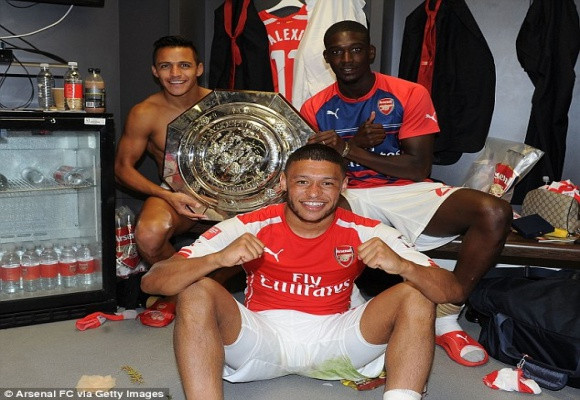 Chùm ảnh: Pháo thủ "tắm" champagne ăn mừng danh hiệu đầu tiên của mùa giải mới ảnh 5