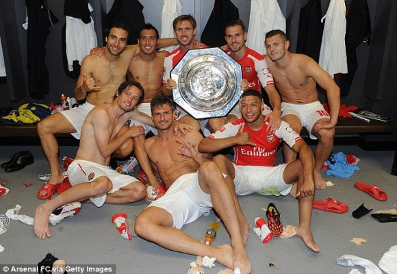 Chùm ảnh: Pháo thủ "tắm" champagne ăn mừng danh hiệu đầu tiên của mùa giải mới ảnh 6