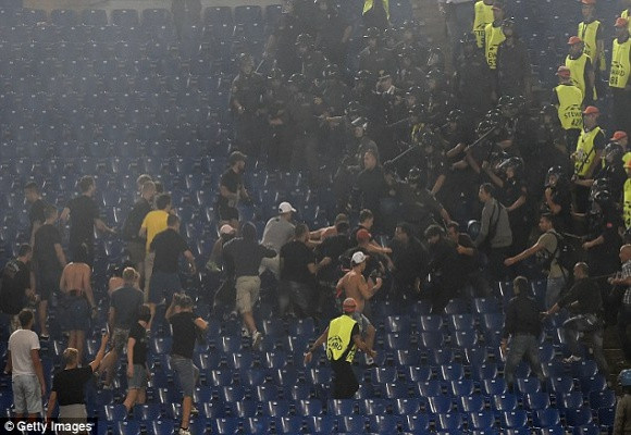 Thảm bại ở Roma, hooligan Nga lao vào “tẩn” các tifosi trên khán đài ảnh 2