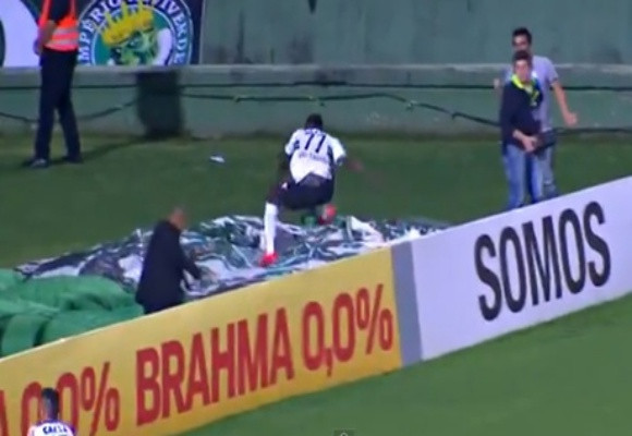 Hài hước: Cầu thủ đột ngột mất tích khi ăn mừng bàn thắng ảnh 2 Hài hước: Cầu thủ đột ngột mất tích khi ăn mừng bàn thắng ảnh 2