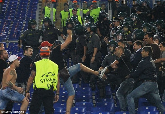 Thảm bại ở Roma, hooligan Nga lao vào “tẩn” các tifosi trên khán đài ảnh 4