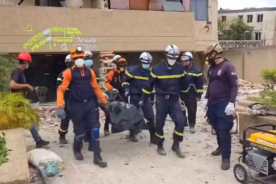 Đoàn CNCH của Việt Nam đưa 45 nạn nhân ra khỏi đống đổ nát tại Venezuela