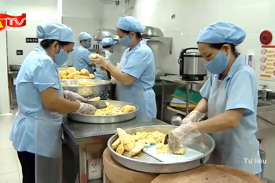 Hà Nội siết chặt quản lý an toàn thực phẩm tại trường tổ chức bán trú hè