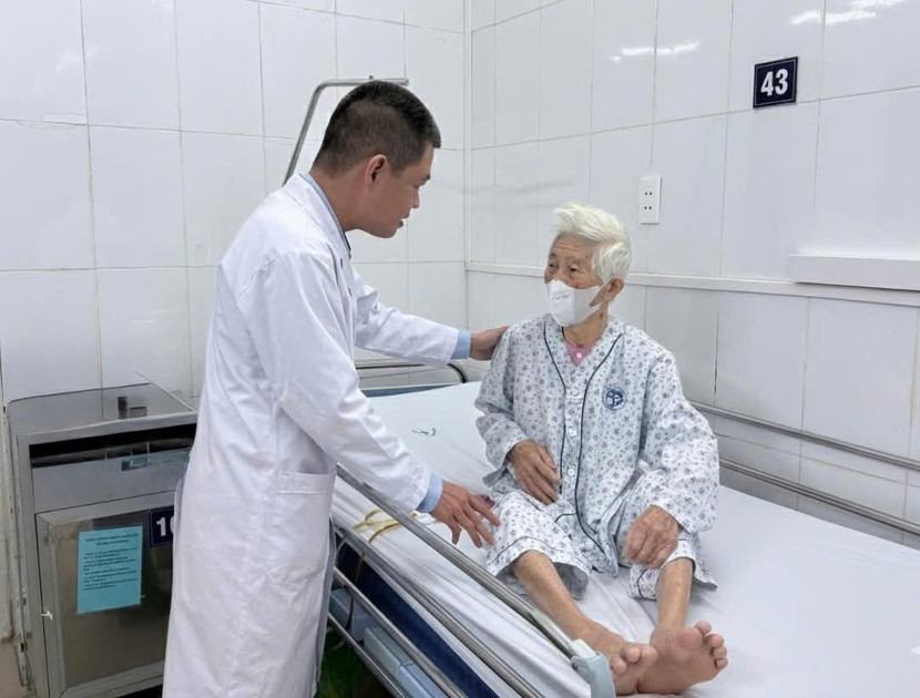 Bệnh viện Xanh Pôn điều trị thành công ca bệnh 105 tuổi viêm túi mật hoại tử - sỏi ống mật chủ bằng phẫu thuật nội soi ảnh 1