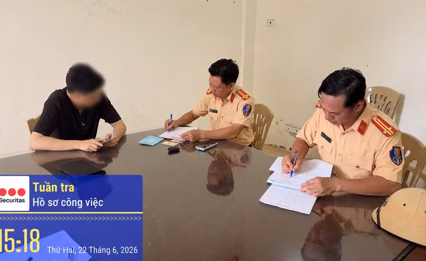 Lực lượng Cảnh sát giao thông lập biên bản vi phạm hành chính.