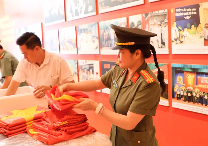 Công an TPHCM tiếp nhận di ảnh liệt sĩ phục dựng để tổ chức trao tận tay các thân nhân ảnh 6