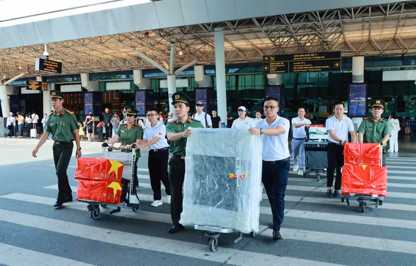 Công an TPHCM tiếp nhận di ảnh liệt sĩ phục dựng để tổ chức trao tận tay các thân nhân ảnh 2