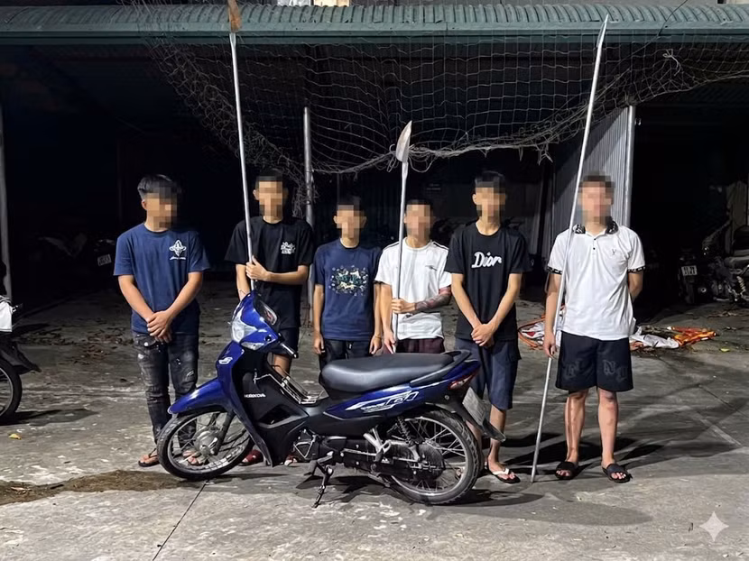 Nhóm thanh thiếu niên cùng số hung khí
