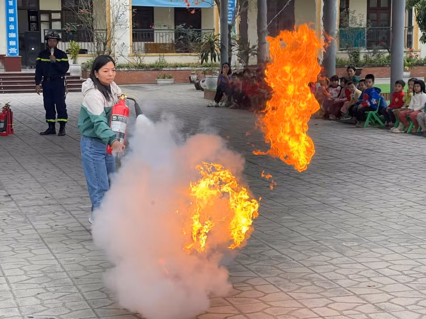 Giáo viên trường mầm non Liên Bạt thực hành thao tác sử dụng bình khí chữa cháy.