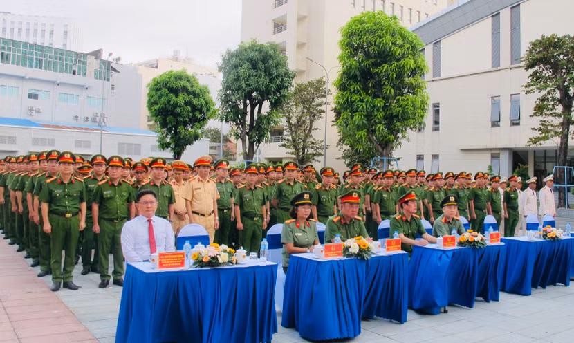 Hai tập thể thuộc Công an TPHCM vinh dự được phong tặng danh hiệu Anh hùng LLVTND ảnh 1