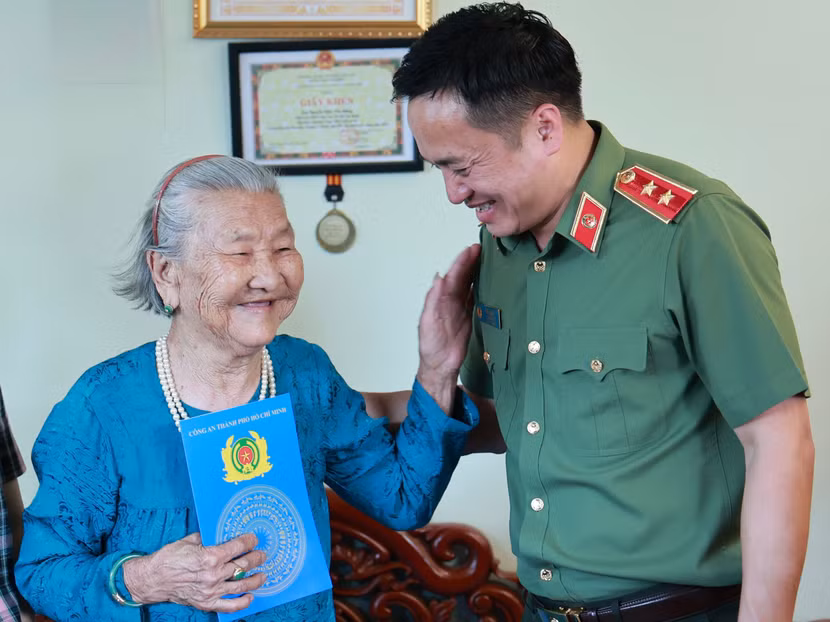 Bà mẹ Việt Nam Anh hùng Trần Thị Tư xúc động trước sự quan tâm, thăm hỏi ân cần của Trung tướng Mai Hoàng, Giám đốc Công an TPHCM và đoàn công tác