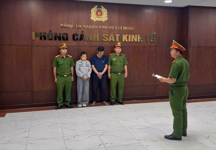 Cơ quan điều tra tống đạt quyết định bắt giữ các đối tượng