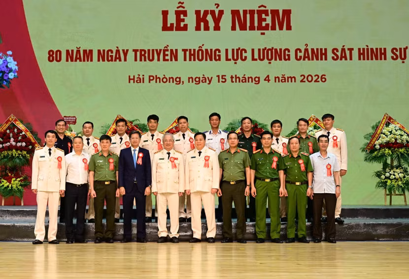 Các đại biểu cùng lãnh đạo và cán bộ, chiến sĩ Phòng Cảnh sát hình sự