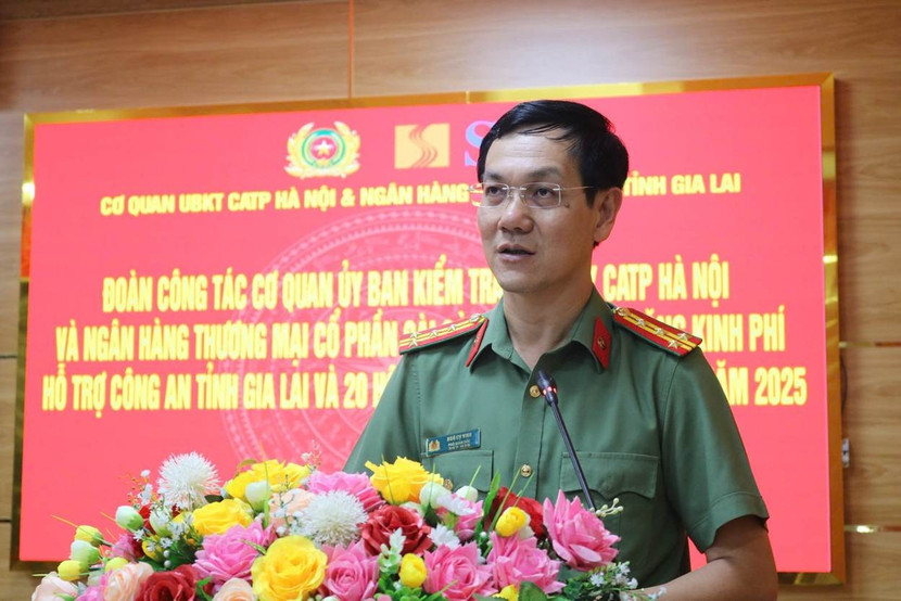 Trao tặng 1,2 tỷ đồng hỗ trợ cán bộ, chiến sĩ và nhân dân tỉnh Gia Lai khắc phục hậu quả bão lũ ảnh 4