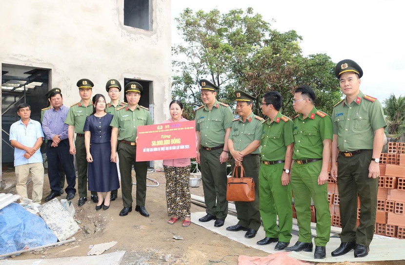 Trao tặng 1,2 tỷ đồng hỗ trợ cán bộ, chiến sĩ và nhân dân tỉnh Gia Lai khắc phục hậu quả bão lũ ảnh 3