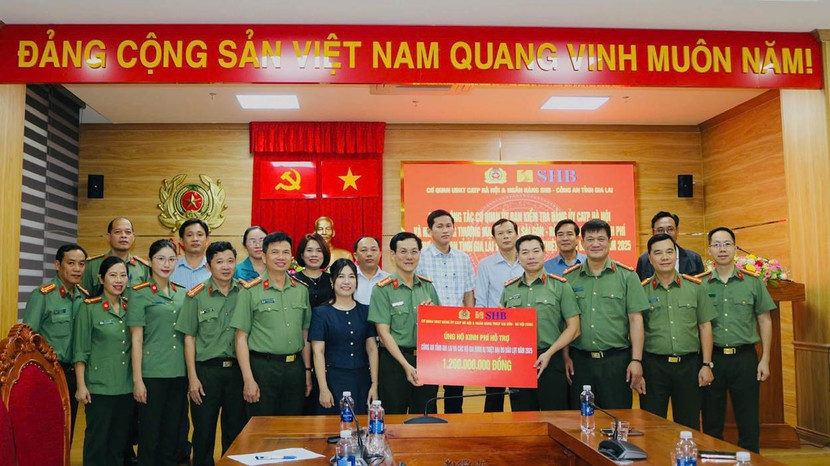 Trao tặng 1,2 tỷ đồng hỗ trợ cán bộ, chiến sĩ và nhân dân tỉnh Gia Lai khắc phục hậu quả bão lũ ảnh 1