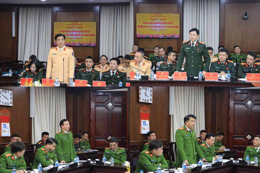 Đại diện các đơn vị thuộc CATP Hà Nội tham luận, đề xuất giải pháp hoàn thiện phương án bảo đảm an ninh, trật tự phục vụ Đại hội.