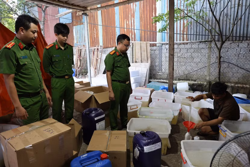 Khởi tố 2 đối tượng trong đường dây sản xuất sữa tắm, dầu gội đầu giả ảnh 1