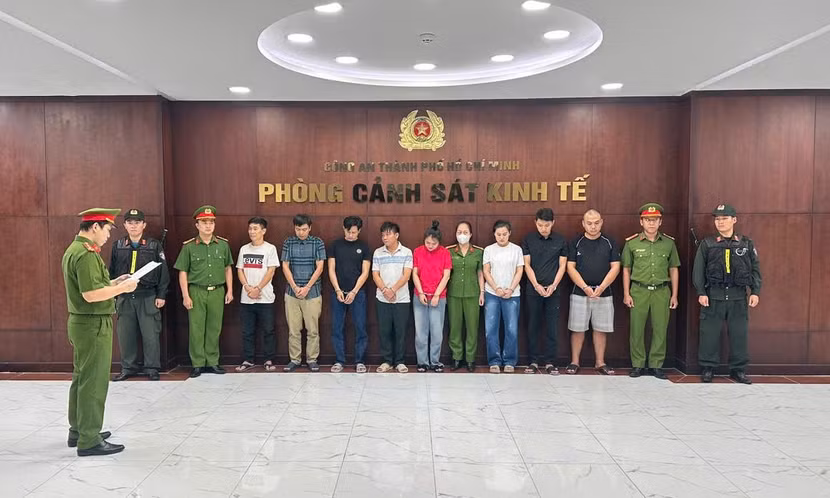 Cơ quan cảnh sát điều tra Công an thành phố HCM tống đạt quyết định khởi tố đối với các đối tượng