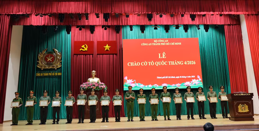 Đại tá Nguyễn Đình Dương chụp ảnh lưu niệm cùng các cá nhân, tập thể nhận Bằng khen của Bộ Công an