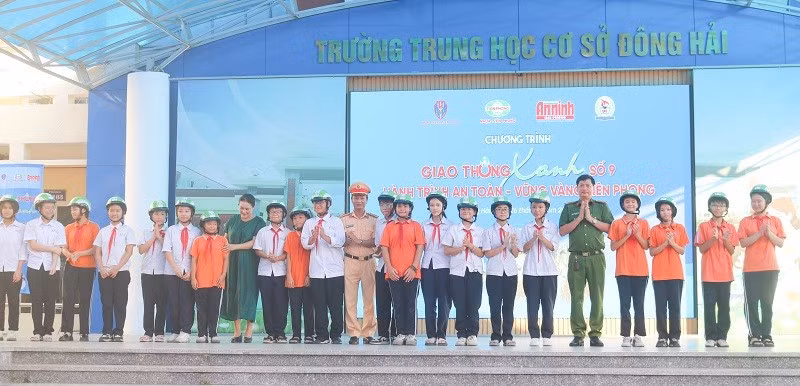 Trao tặng mũ bảo hiểm cho các em học sinh