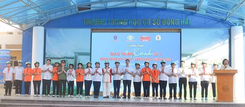 Trao tặng mũ bảo hiểm cho các em học sinh.