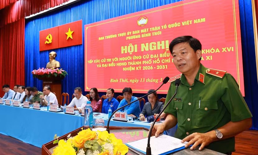 Thiếu tướng Nguyễn Thanh Hưởng tại một buổi tiếp xúc cử tri