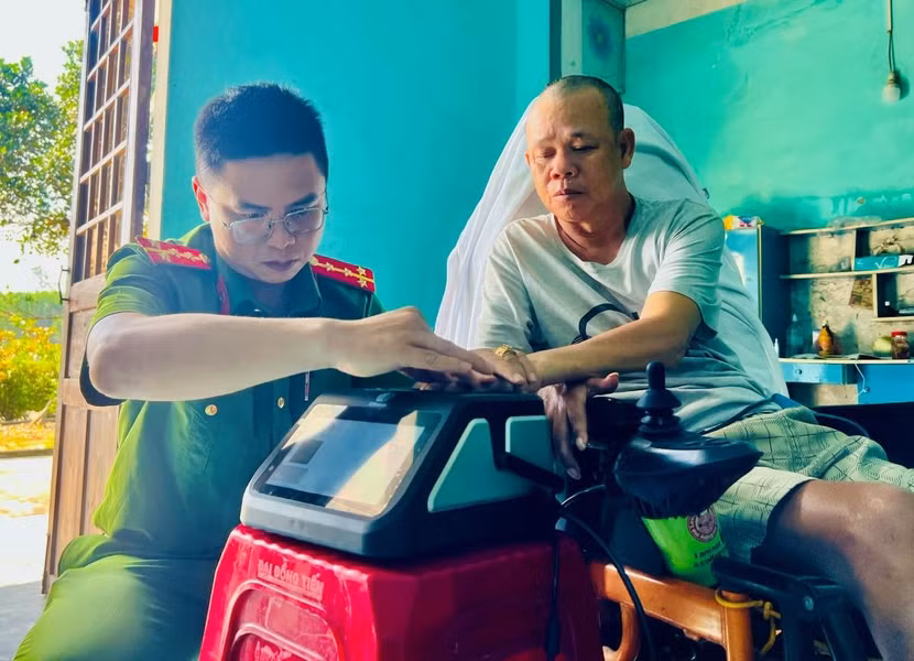 Ông Phan Văn Hoà bị tai nạn và không thể đi lại bình thường.