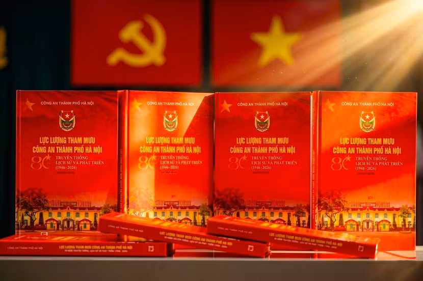 Cuốn sách “Lực lượng Tham mưu Công an thành phố Hà Nội - 80 năm truyền thống lịch sử và phát triển 1946 - 2026”