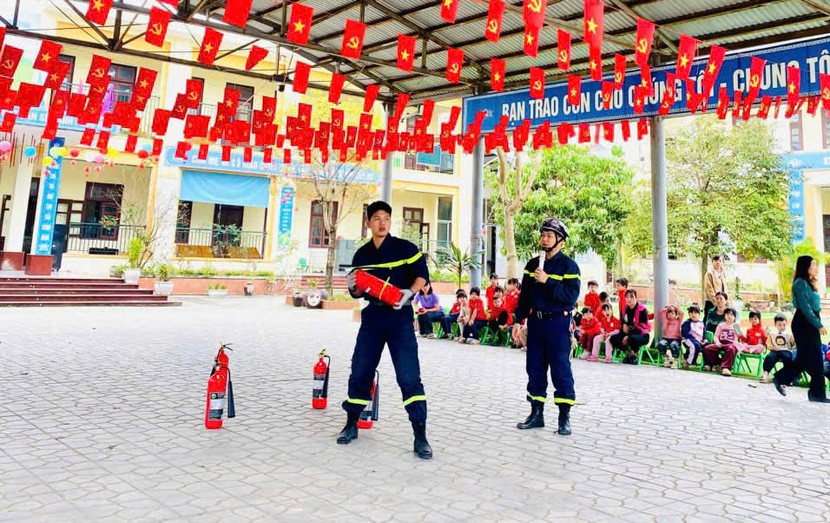 Đội CC&amp;CNCH khu vực số 36 hướng dẫn cán bộ, giáo viên và học sinh cách phân biệt các loại bình chữa cháy.