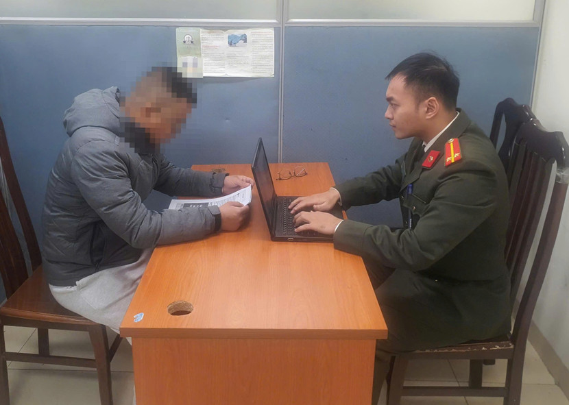 Cán bộ Phòng An ninh mạng và phòng chống tội phạm sử dụng công nghệ cao làm việc với trường hợp vi phạm