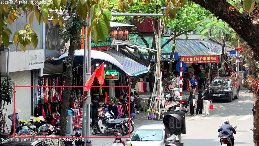 Phố Trần Xuân Soạn (phường Hai Bà Trưng) – Sử dụng trái phép vỉa hè để bày bán hàng hóa