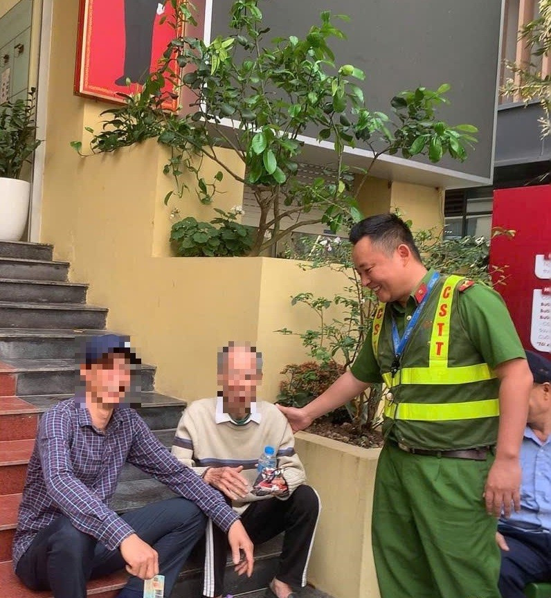 Công an phường Bạch Mai giúp đỡ cụ ông đi lạc trở về với gia đình