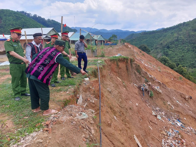 Công an xã A Vương khảo sát một điểm sạt lở.