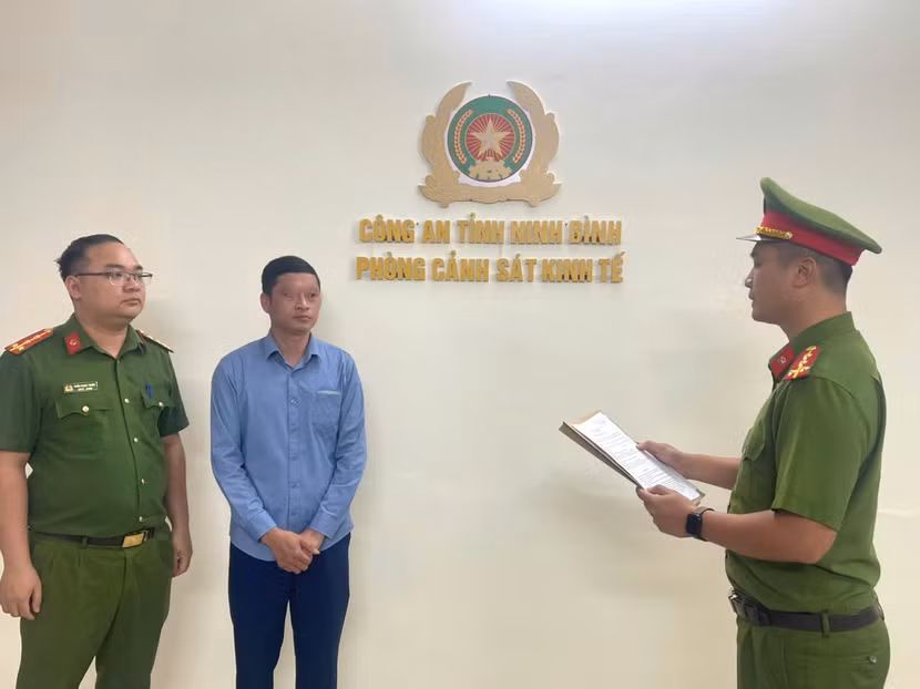 Cơ quan điều tra tống đạt các quyết định đối với Nguyễn Văn Lợi về hành vi “Lừa đảo chiếm đoạt tài sản”