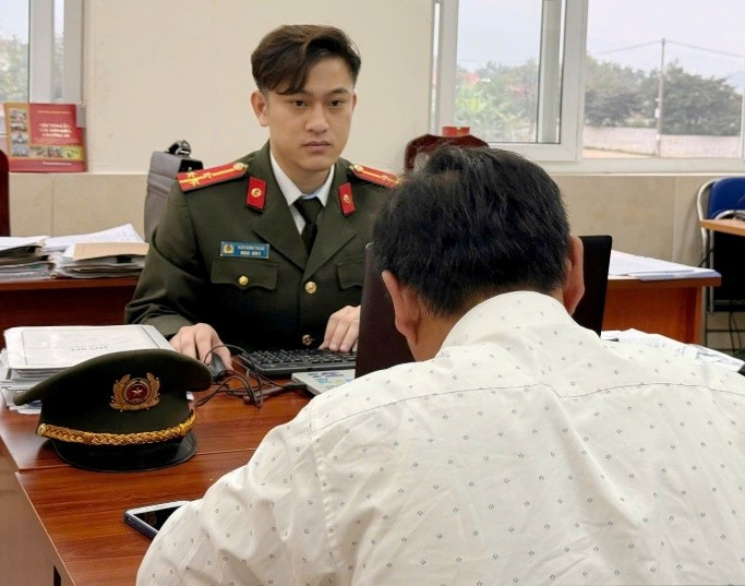 Công an xã Suối Hai làm việc với trường hợp vi phạm