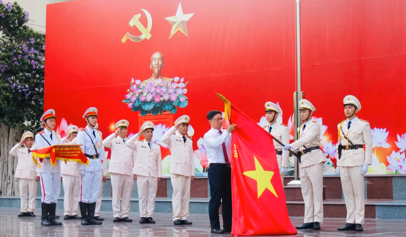Hai tập thể thuộc Công an TPHCM vinh dự được phong tặng danh hiệu Anh hùng LLVTND ảnh 4