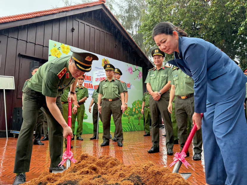 Công an TP. HCM phát động “Tết trồng cây đời đời nhớ ơn Bác Hồ” ảnh 6