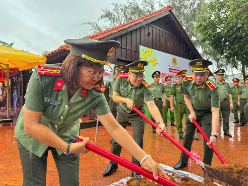 Các đồng chí trong Ban Giám đốc CATP trồng cây