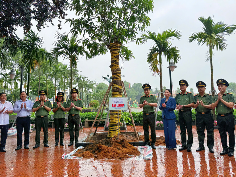 Ngoài trồng cây cẩm lai, các đại biểu còn trồng cây lêkima - loài cây đặc trưng của vùng Đất Đỏ trong khuôn viên Nhà lưu niệm.