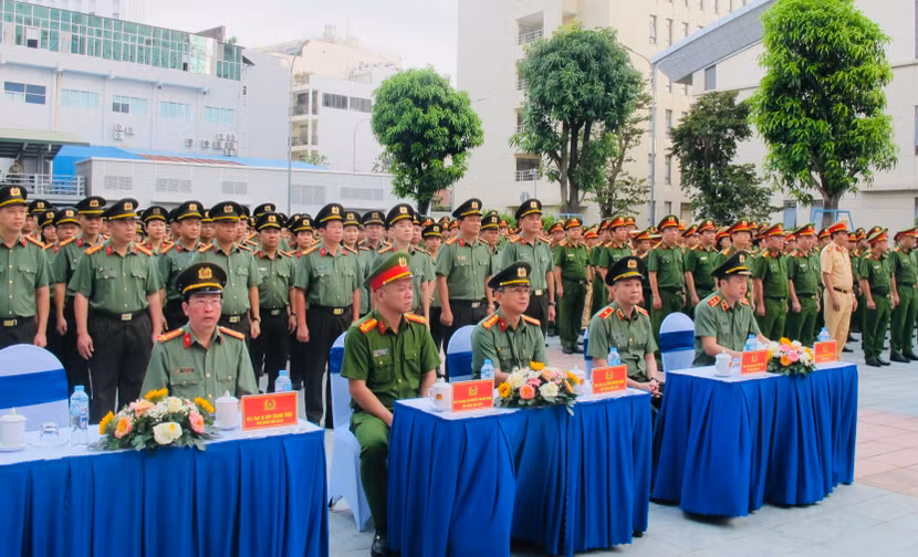 Các đồng chí lãnh đạo và đại biểu tham dự buổi lễ.