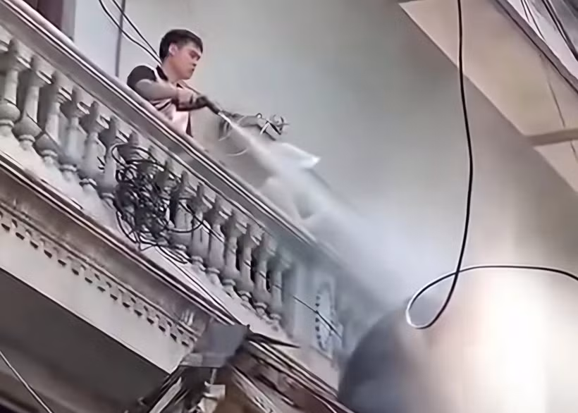 Đối tượng Nguyễn Duy Mạnh dùng máy bơm nước áp lực cao phun liên tục vào người khác nhằm cản trở thi công.