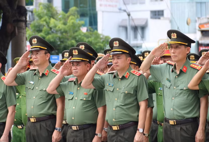 Cụm thi đua số 1 - Bộ Công an: Dâng hoa tại Tượng đài "Vì Bình yên cuộc sống" ảnh 3