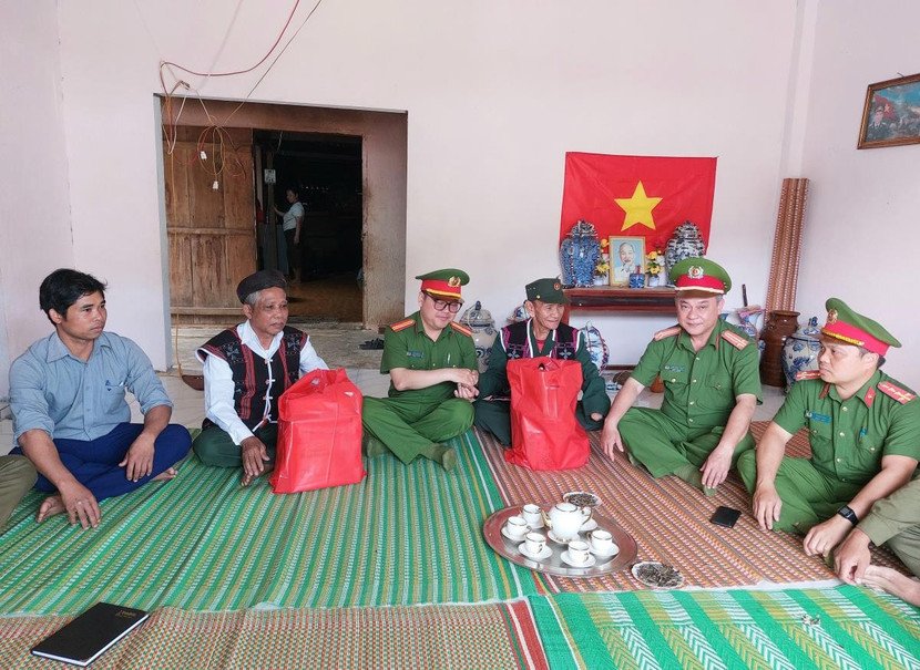 Cán bộ chiến sỹ Công an xã A Vương cùng già làng, người có uy tín thôn Atêêp trao đổi về công tác đảm bảo ANTT tại địa phương.