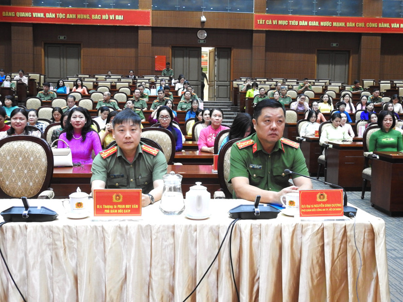 Đại tá Nguyễn Đình Dương, Phó Giám đốc CATP; Thượng tá Phan Huy Văn, Phó Giám đốc CATP cùng các đại biểu tham dự chương trình