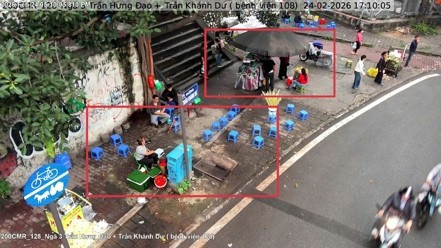 Vi phạm sử dụng trái phép vỉa hè để bày bán hàng hóa tại ngã ba Trần Hưng Đạo – Trần Khánh Dư, phường Hai Bà Trưng