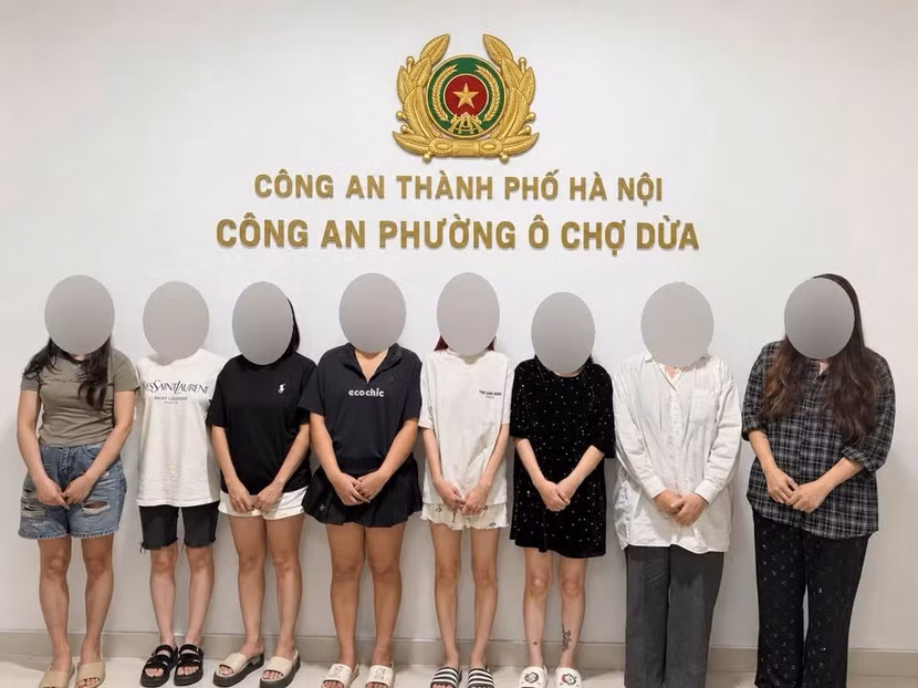 Các đối tượng tại trụ sở Công an phường Ô Chợ Dừa