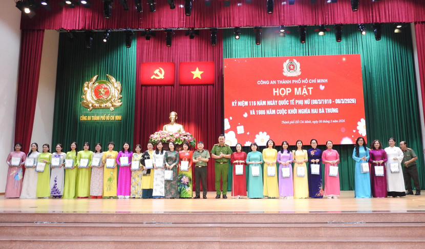 Đảng ủy - Ban Giám đốc CATP chúc mừng các đồng chí nữ lãnh đạo chỉ huy thuộc CATP